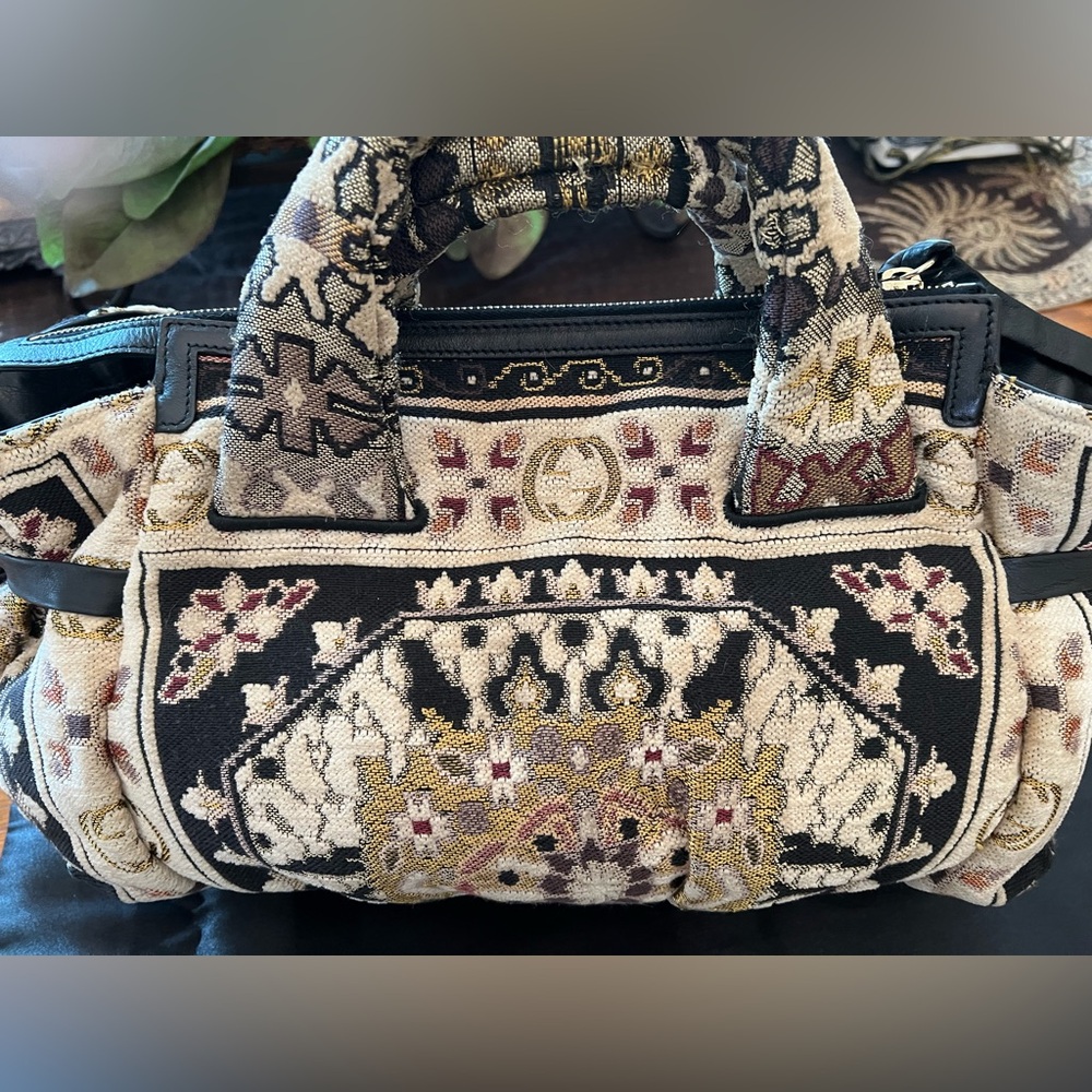 Elegant Authentic Gucci Tapestry Handbag - Picture 2 of 15